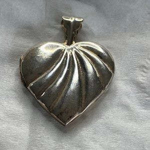 Sterling silver heart pendant locket